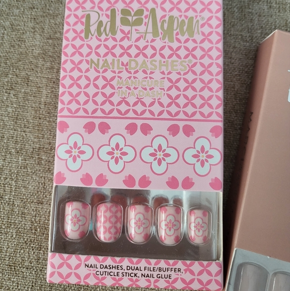 RED ASPEN NAILS - Picture 1 of 2